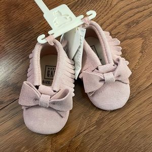 Baby gap baby girl pink moccasins, nwt size 3-6 months